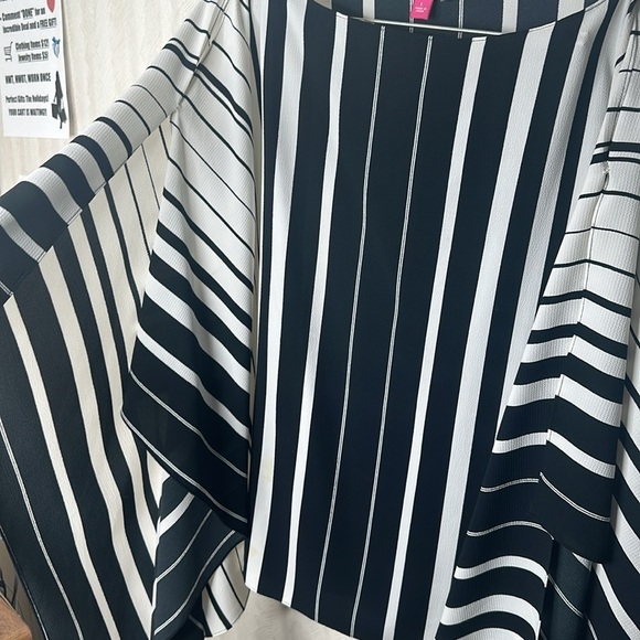 🆕 VINCE CAMUTO Linear Accordion
Striped Poncho SIZE L - Picture 5 of 8